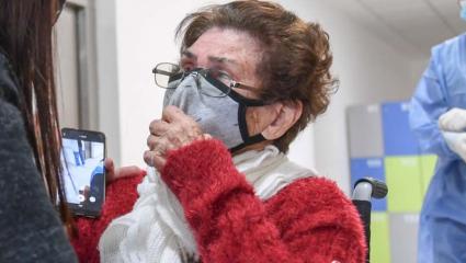 San Fernando: una mujer de 99 años fue dada de alta de coronavirus y regresó con su familia