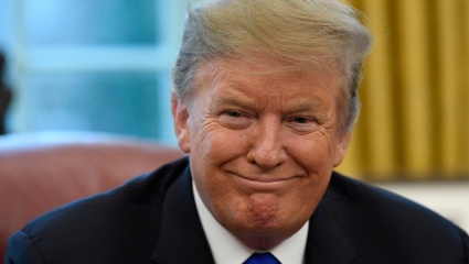 Trump se despide de la Casa Blanca entre presiones destituyentes y una avalancha de renuncias