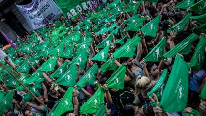Mar del Plata: Golpearon a una joven por llevar el barbijo de la campaña de aborto legal