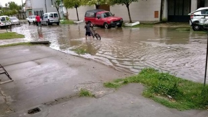 ¿Y las obras de Nedela?: lluvia, calles inundadas y crisis en los barrios de Berisso