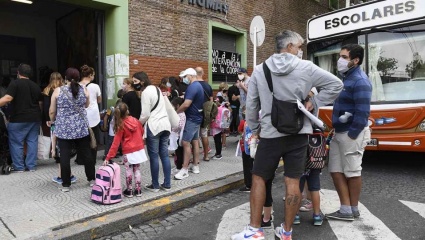 La “presencialidad cuidada” excede protocolos y requiere baja transmisión comunitaria, explicó el Gobierno