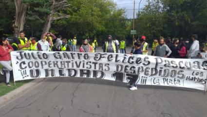 Cooperativistas le desearon “Felices Pascuas” a Garro con un regalo muy particular