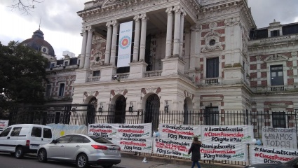 Embanderan la gobernación y entregan unas mil cartas de estudiantes pidiendo volver a la escuela