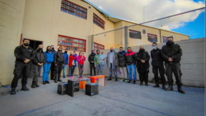 Internos del penal de Melchor Romero elaboraron y donaron muebles para familias de la Unidad 33
