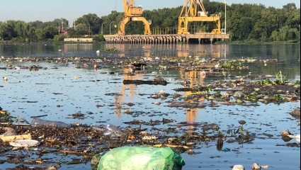 Crespo propone instalar de un sistema de barreras para filtrar la basura del Río de La Plata