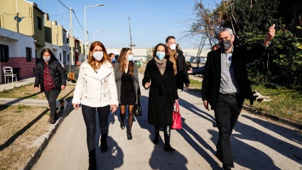 Ferraresi recorrió obras de urbanización de barrios populares junto a la embajadora de Francia