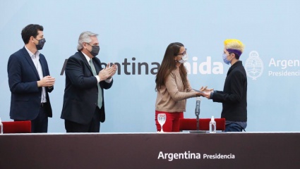 Wado de Pedro explicó que "se optó por la X para que el pasaporte tenga validez internacional"