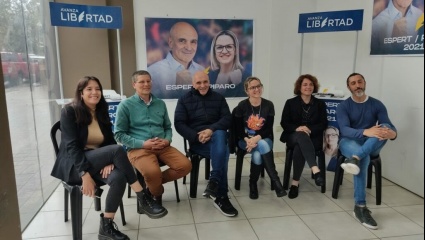 Espert hizo base en La Plata al lado de Píparo y disparó contra Garro