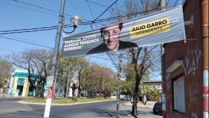 Guerra de carteles en la vía pública: Garro se quejó porque le sacan los pasacalles
