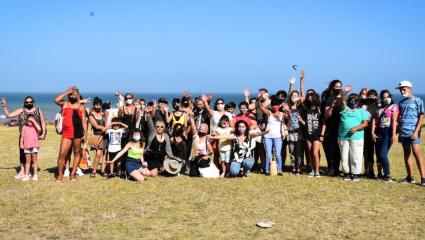 Lanzan “Mar para Todas”, un programa que acerca a la playa a mujeres asistidas por violencias