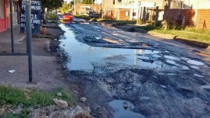 Ante la falta de asistencia estatal, vecinos de La Plata hicieron una “vaquita” para que deje de inundarse el barrio