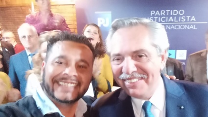 Alberto Fernández acompañado por un berissense que dice presente en el 2023