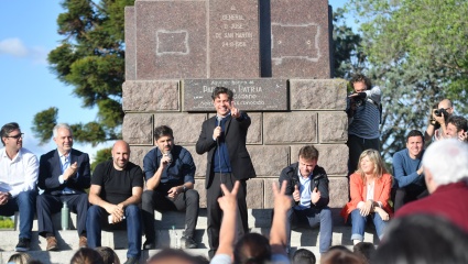 Kicillof encabezó entrega de escrituras y firmó un convenio para construir viviendas en Olavarría