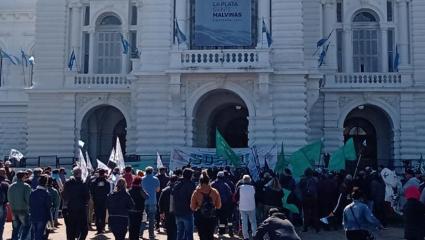 Los municipales de La Plata acordaron con Garro un 15% de aumento y un bono de $40 mil
