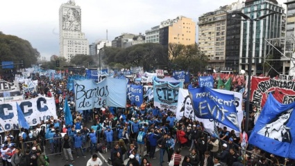 Agrupaciones piqueteras se movilizan en Puente Pueyrredón, el Obelisco y Desarrollo Social