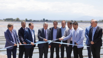 Alberto inauguró una planta depuradora en Mendoza y celebró: “Terminamos 2.840 obras en todo el país”