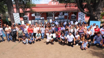 Tolosa Paz y Fernando Gray entregaron herramientas, insumos y equipamiento a emprendedores