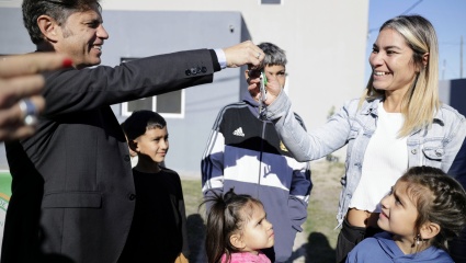 Kicillof entregó viviendas en Varela: “Después de una etapa donde prometieron de todo y paralizaron obras”