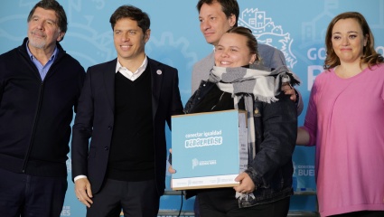 Kicillof encabezó la entrega de 682 notebooks y se llegó a las 89 mil en la provincia