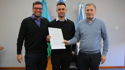Fernando Gray entregó el decreto de promoción industrial a la empresa Kioshi Footwear