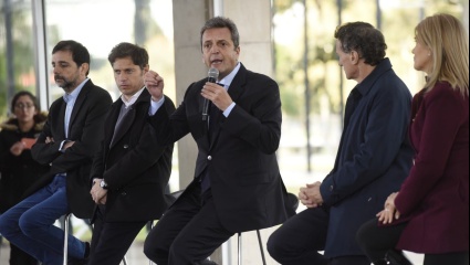 El oficialismo debate la conveniencia de un Massa ministro y precandidato presidencial