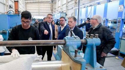 Agustín Rossi recorrió junto a Fernando Gray la fábrica de calzado Kioshi Footwear