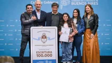 Kicillof y Alak celebraron las 100 mil escrituras entregadas en La Plata: “El compromiso es con lo que falta”