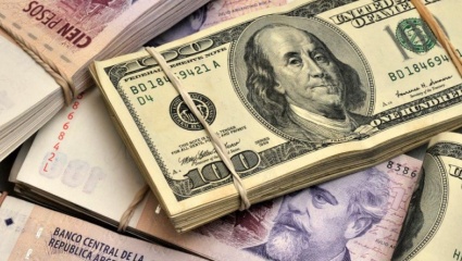 Ante la corrida cambiaria que disparó el dólar, unanimidad de críticas al candidato libertario