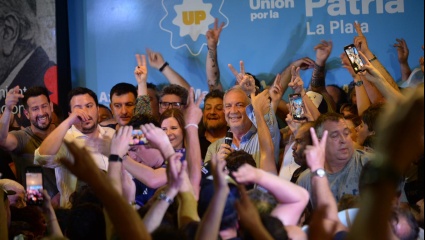 Mientras UxP da por hecha la victoria de Alak, Garro se aferra a sus cómputos: “Ganamos la elección”