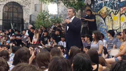 Massa, a los estudiantes: "El amor y la esperanza siempre le ganan al odio y la violencia"