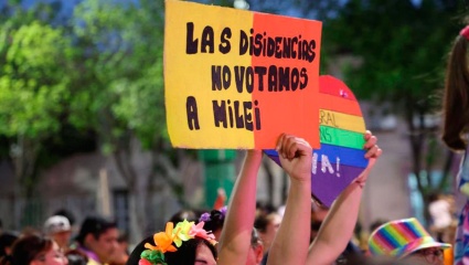 Milei publicó una foto de la Marcha del Orgullo como si fuera su acto de cierre de campaña