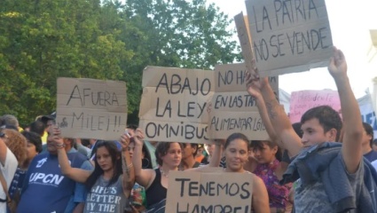 Un grito atravesó ciudades del interior bonaerense: “La patria no se vende” 