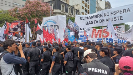 Golpes y gases en la marcha en pedido de asistencia alimentaria a comedores y merenderos