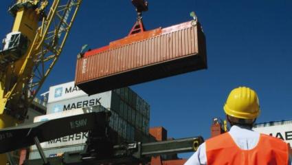 A costa del freno importador, el Gobierno continúa acumulando superávit comercial