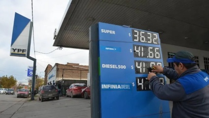 El Gobierno anuncia un aumento mínimo de $160 por litro de naftas y $100 de gasoil