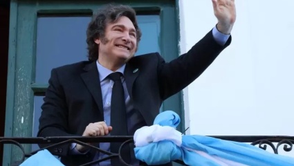 Día de la bandera: Milei llegó a Rosario con protestas del peronismo: “No sos bienvenido”