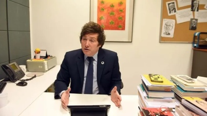 El Gobierno libertario niega desaciertos y habla de teorías conspirativas que buscan su caída