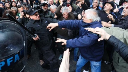 Volverán a marchar contra el veto al aumento para jubilados, tras la represión a trabajadores judiciales
