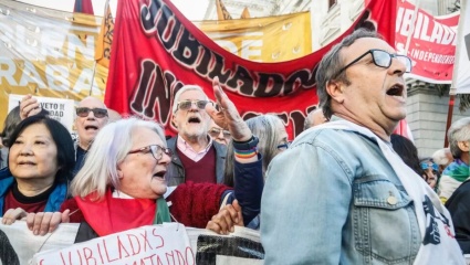 Los jubilados marchan al Congreso con apoyo de la CGT y movimientos sociales
