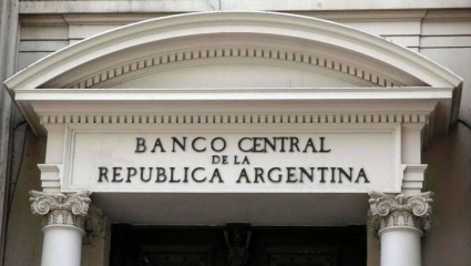 El Banco Central perdió casi US$2.000 millones en reservas este lunes y se aleja de las metas del FMI