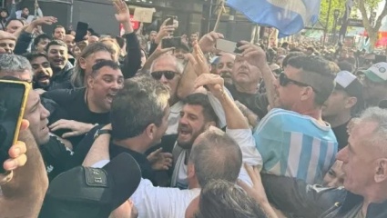 El encuentro de Massa y Moreno en la movilización por las Universidades: “Traigan al gorila de Milei”