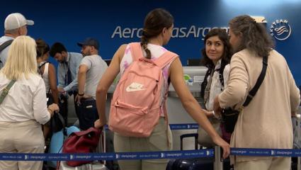 Salieron más argentinos al exterior, que los visitantes extranjeros que arribaron al país