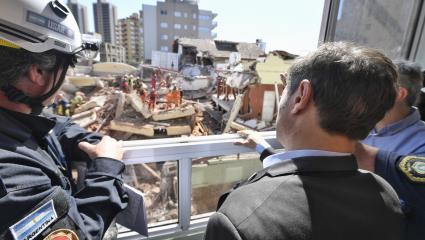 Kicillof, en Villa Gesell: "Vamos a trabajar sin descanso hasta que removamos todos los escombros"