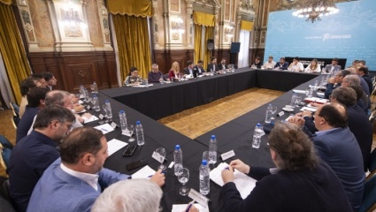 Los intendentes presionan a Kicillof para conseguir reelección indefinida y el PRO ya puso el grito en el cielo