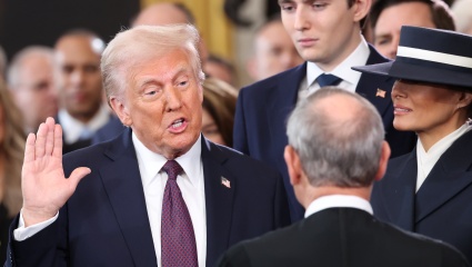 Trump inicia su mandato prometiendo deportar inmigrantes y amenazando con anexionarse el Canal de Panamá