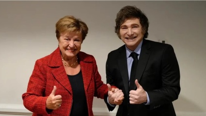 El FMI felicita a Argentina, pero pide acelerar la salida de controles cambiarios y devaluar