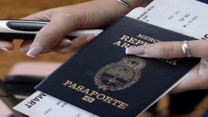 El Gobierno prorrogó un impuesto clave sobre los pasajes al exterior