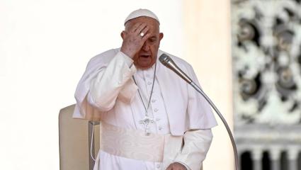 El papa Francisco fue hospitalizado por bronquitis persistente