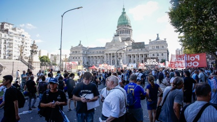 La marcha de los jubilados se desarrolló sin incidentes ante un imponente operativo policial