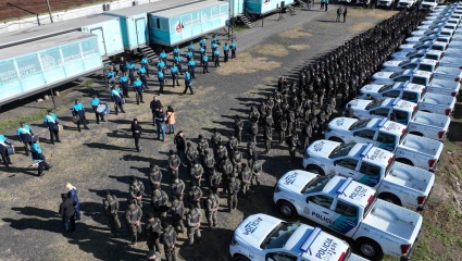 Polémica en Buenos Aires: Kicillof presentó patrulleros sin patentar en medio de sospechas por sobreprecios